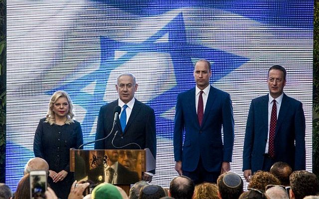 El príncipe William de Gran Bretaña se encuentra junto al primer ministro Benjamin Netanyahu, su esposa Sara Netanyahu y el embajador del Reino Unido en Israel David Quarrey (R) durante una recepción en la residencia del embajador británico en la ciudad israelí de Ramat Gan, al este de Tel Aviv, el 26 de junio de 2018 . (AFP PHOTO / POOL / Sebastian Scheiner)