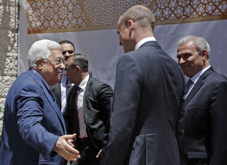 El Príncipe William (C) de Gran Bretaña es recibido por el Presidente palestino Mahmud Abbas (L) en la ciudad cisjordana de Ramallah el 27 de junio de 2018. / AFP PHOTO / ABBAS MOMANI