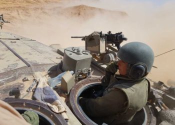 Un grupo de mujeres soldado participa en un ejercicio de entrenamiento en el campo de comandantes de tanques, en una fotografía sin fecha. (Fuerzas de Defensa de Israel)