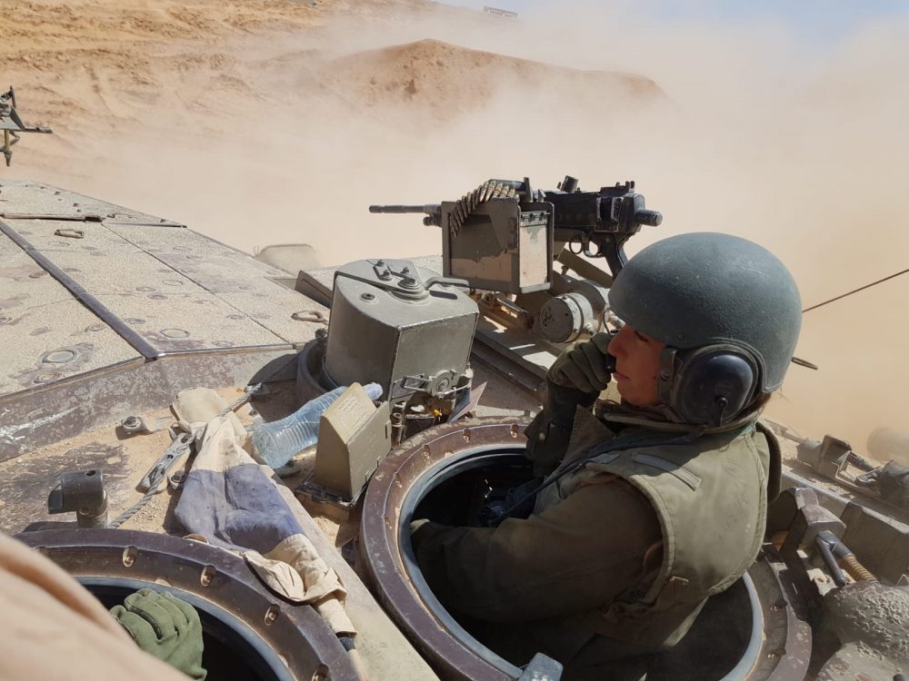 Una mujer soldado opera un tanque en el desierto de Negev en una fotografía sin fecha. (Fuerzas de Defensa de Israel)