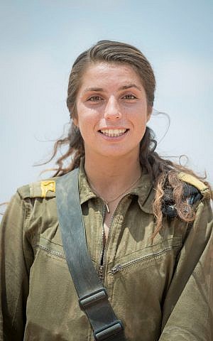 Sgt. Charlotte Feld-Davidovici, una de las primeras comandantes de tanques femeninas del ejército, que se gradúa el 28 de junio de 2018. (Fuerzas de Defensa de Israel)