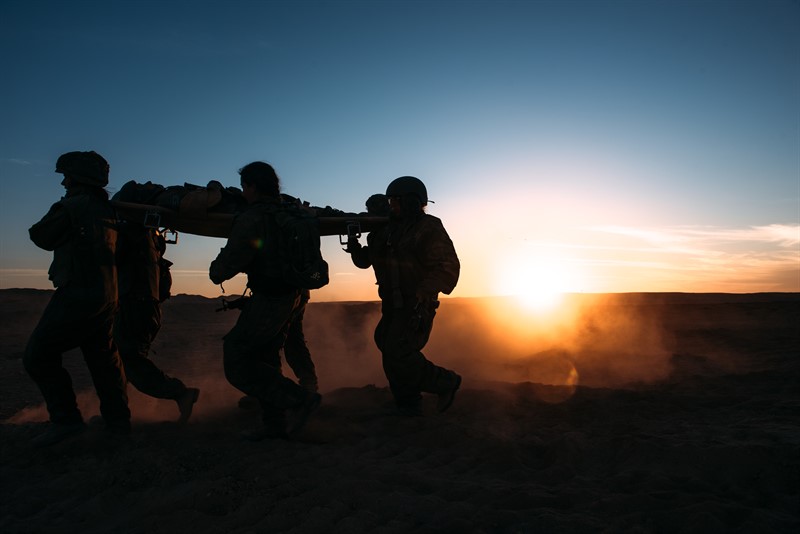 Un grupo de mujeres soldado carga una camilla durante un ejercicio de entrenamiento en el campo de comandantes de tanques, en una fotografía sin fecha. (Fuerzas de Defensa de Israel)