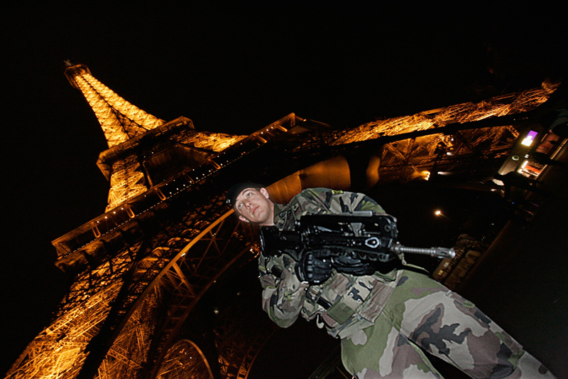 Un soldado monta guardia frente a la Torre Eiffel en París, Francia. (Foto de Franck Prevel / Getty Images)
