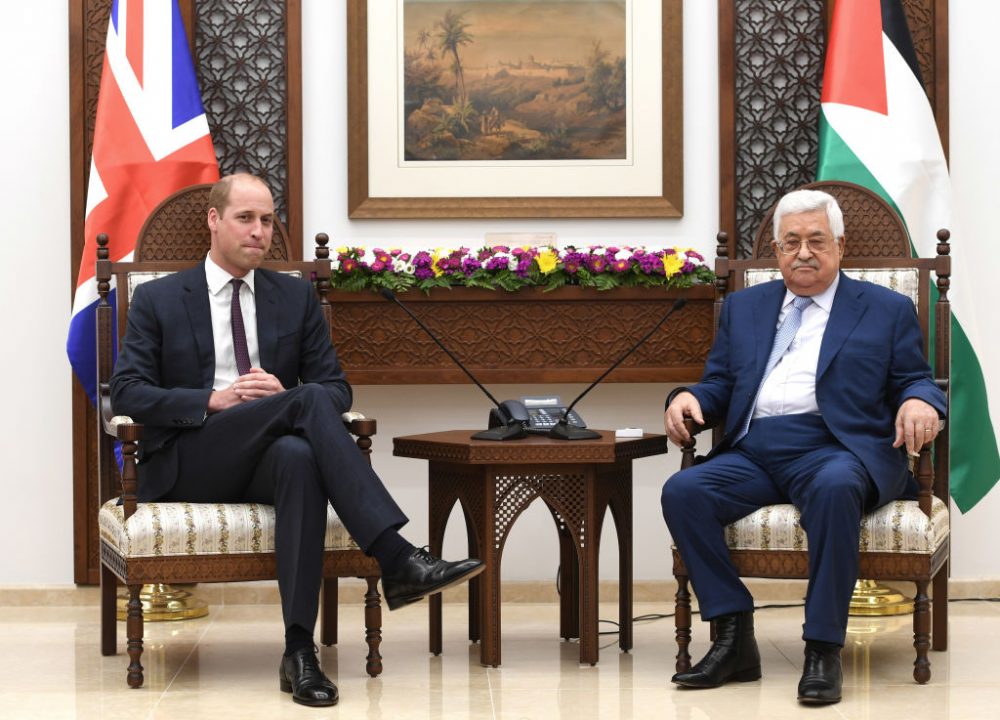 El príncipe William, duque de Cambridge se encuentra con el presidente de la Autoridad Palestina, Mahmoud Abbas, durante una visita oficial a Ramallah, el 27 de junio de 2018. (Foto de Joe Giddens - Pool / Getty Images)