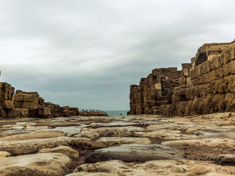 Una calle romana hacia el mar en la antigua Caesarea Crédito: gdefilip / Getty Images IL