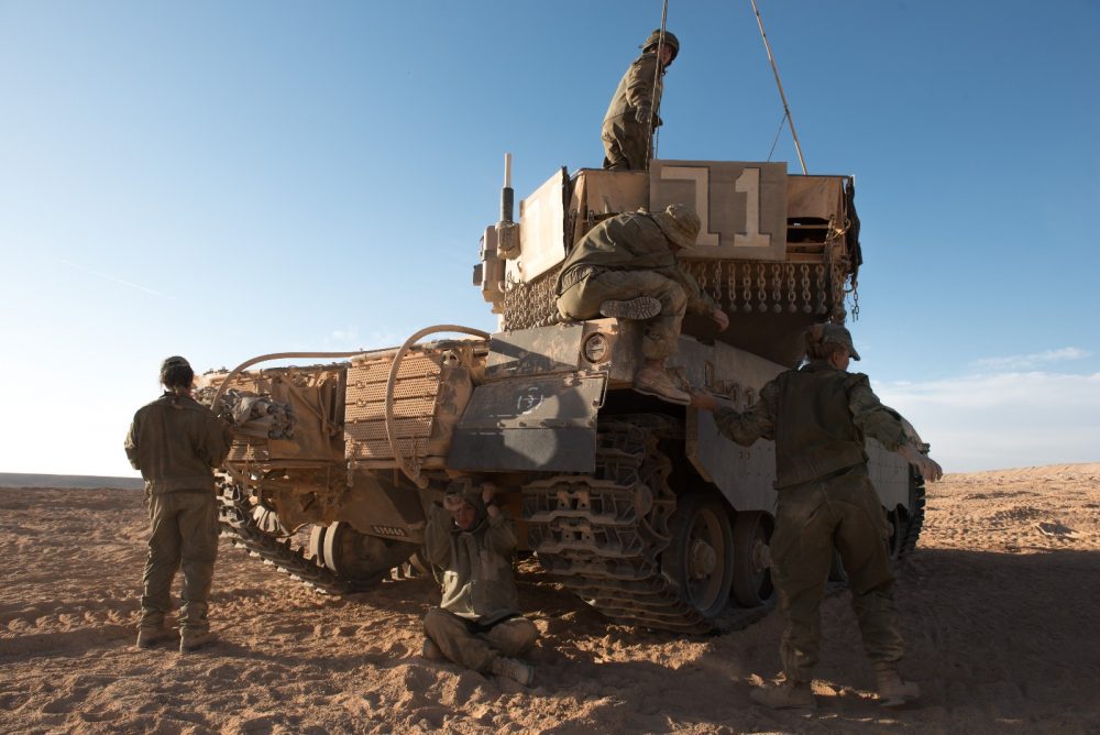 Un grupo de mujeres soldado participa en un ejercicio de entrenamiento en el campo de comandantes de tanques, en una fotografía sin fecha. (Fuerzas de Defensa de Israel)