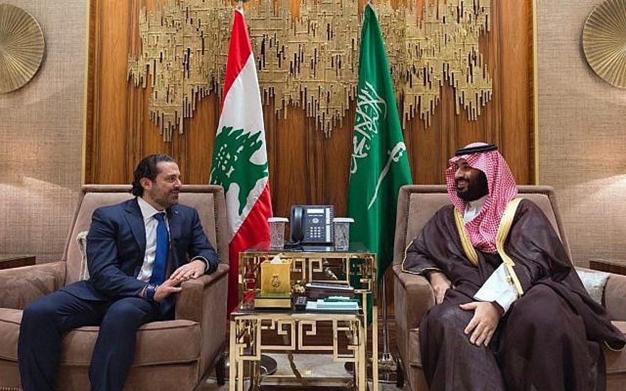 En esta foto publicada el 30 de octubre de 2017 por el fotógrafo oficial del gobierno libanés Dalati Nohra, el príncipe heredero saudita Mohammed bin Salman (r) se reúne con el primer ministro libanés Saad Hariri en Riyadh, Arabia Saudita. (Dalati Nohra vía AP)