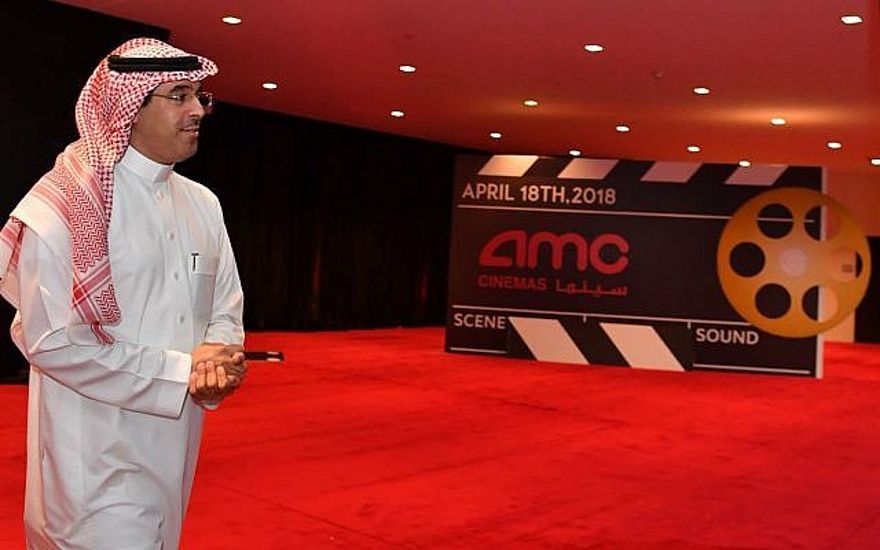 En esta foto del 17 de abril de 2018, el Dr. Awwad Alawwad, Ministro de Cultura e Información de Arabia Saudita, recorre el Teatro del Distrito Financiero Rey Abdullah un día antes de la primera proyección pública de una película comercial en Arabia Saudita en más de 35 años, en Riyadh. (Centro de Comunicación Internacional a través de AP)