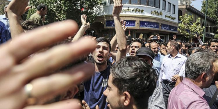 Iraníes cantan 'Muerte a Palestina' en protestas económicas en Teherán