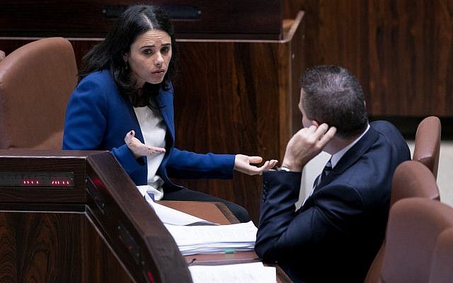 La ministra de Justicia, Ayelet Shaked, se fue con el ministro de Seguridad Pública Gilad Erdan durante una sesión plenaria en la Knéset, Jerusalén, el 16 de noviembre de 2016. (Yonatan Sindel / Flash 90)