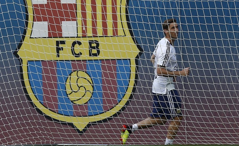 El argentino Lucas Biglia participa en una sesión de entrenamiento en equipo en el Sports Center FC Barcelona Joan Gamper, en Sant Joan Despi, España, el 6 de junio de 2018. (AP Photo / Manu Fernandez)