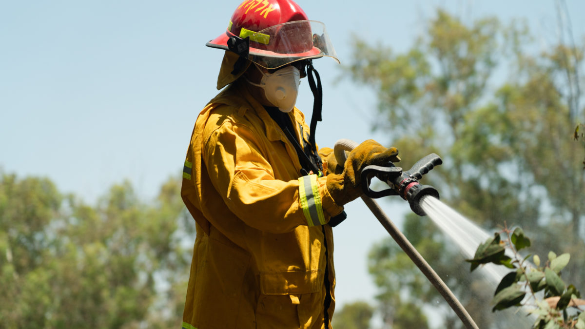 Los bomberos apagaron un incendio en el bosque de Beeri, el 6 de junio de 2018. (Luke Tress / Times of Israel)