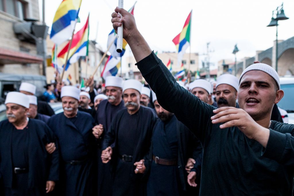 Archivo: Drusos israelíes de la aldea de Yarka asistieron a una manifestación en apoyo de sus hermanos en Siria amenazados por los combates en la guerra civil de ese país, el 14 de junio de 2015. (Basilea Awidat / Flash 90)