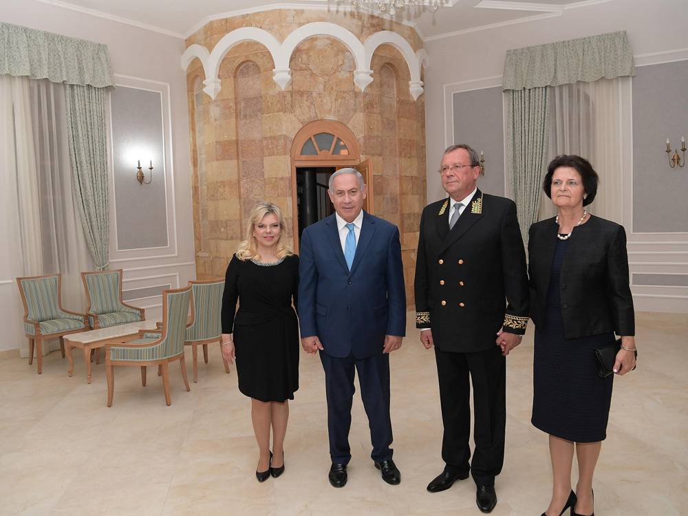 El embajador ruso Anatoly Viktorov y su esposa reciben al primer ministro Benjamin Netanyahu y su esposa Sara en una recepción que marca el Día de Rusia en el patio de Sergei, Jerusalén, 14 de junio de 2018 (Amos Ben-Gershom / GPO)