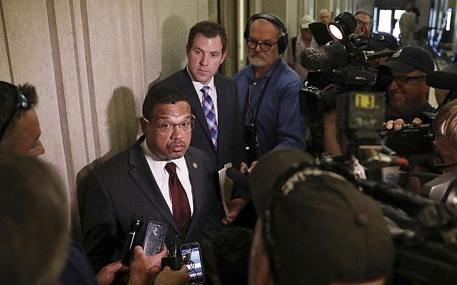 El representante demócrata Keith Ellison, el primer musulmán elegido para el Congreso, habla con los periodistas luego de presentar su candidatura como fiscal general de Minnesota en la Oficina del Secretario de Estado de Minnesota en St. Paul, Minn, el 5 de junio de 2018 (Anthony Souffle / Star Tribune vía AP)