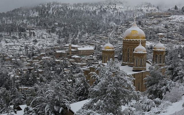 La iglesia de Maria Magdalena, una iglesia ortodoxa rusa situada en el montaje de aceitunas cerca del jardín de Gethsemane en Jerusalén, en un día nevoso. 20 de febrero de 2015 (Nati Shohat / Flash90)