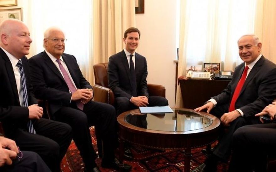 El embajador de Estados Unidos en Israel David Friedman (segundo a la izquierda) y los enviados especiales del presidente estadounidense Donald Trump Jason Greenblatt (izquierda) y Jared Kushner (centro) se reúnen con el primer ministro Benjamin Netanyahu en el PMO en Jerusalén el 21 de junio de 2017. (Matty Stern / US Embajada de Tel Aviv)