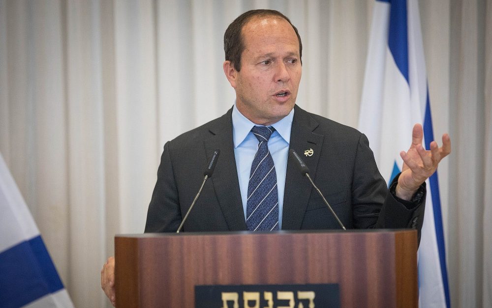 El alcalde de Jerusalén, Nir Barkat, habla durante una ceremonia en el Knesset, el 15 de abril de 2018. (Yonatan Sindel / Flash90)