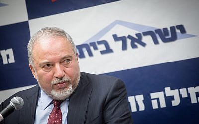 El ministro de Defensa, Avigdor Liberman, encabeza una reunión de facción de su partido Yisrael Beytenu en la Knéset, el 18 de junio de 2018. (Miriam Alster / Flash90)