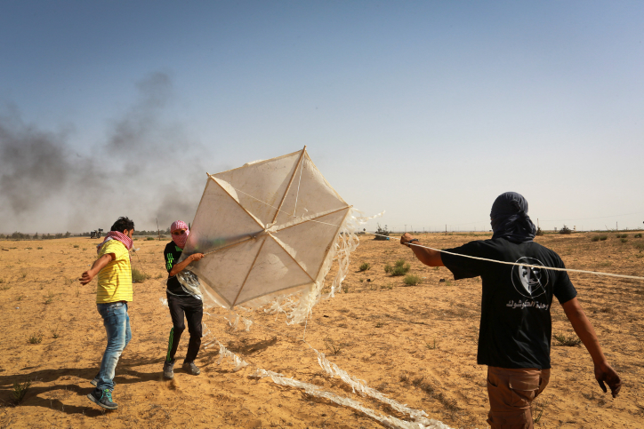 Los palestinos preparan una cometa con materiales inflamables que volarán al sur de Israel desde Rafah, en el sur de la Franja de Gaza, el 22 de junio de 2018. (Abed Rahim Khatib / Flash90)