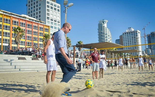 El príncipe Guillermo fue visto con jugadores israelíes de pievolley en la playa Frishman en Tel Aviv, el 26 de junio de 2018. (Niv Aharonson / POOL)