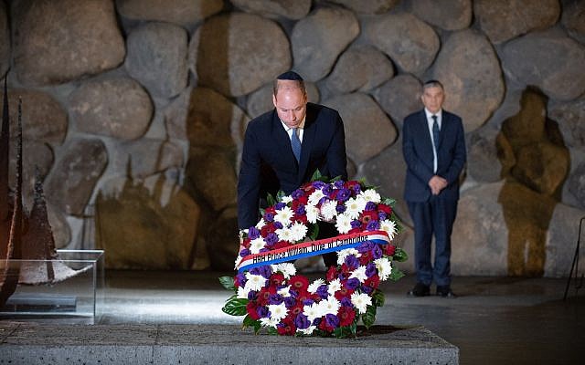 El Príncipe Guillermo deposita una ofrenda floral en el Salón de la Memoria del Museo Memorial del Holocausto Yad Vashem en Jerusalén el 26 de junio de 2018. (Ben Kelmer)