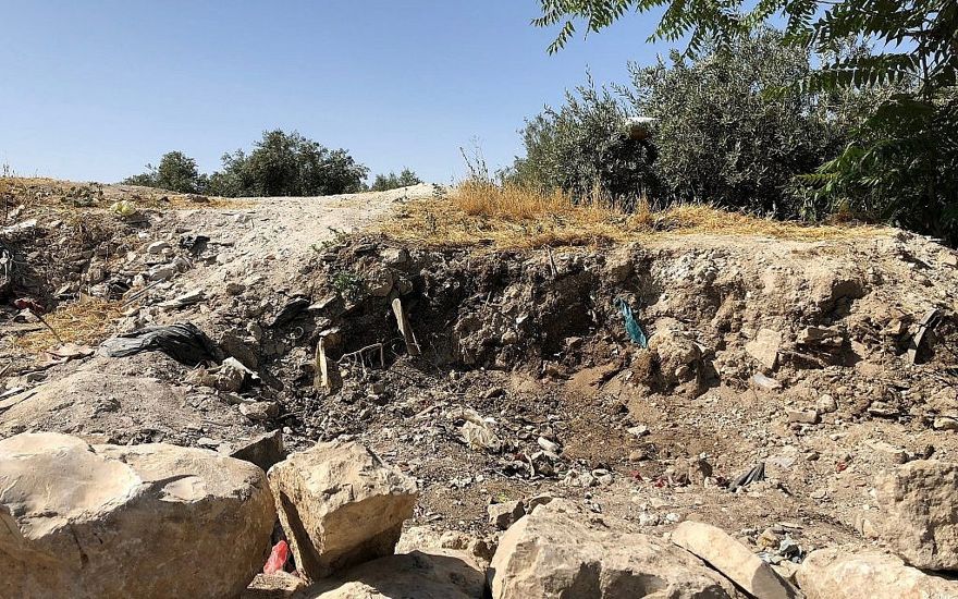 En el Monte del Templo, cerca del Golden Gate, fragmentos de tierra antigua fueron retirados ilegalmente y se construyó un muro de piedra improvisado, en junio de 2018, dijo el activista y arqueólogo Zachi Dvira. (Amanda Borschel-Dan / Times of Israel)