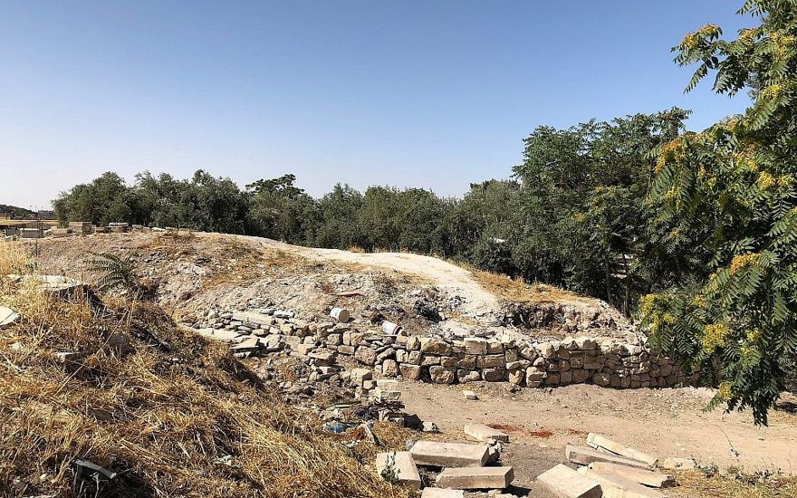 Secciones de montículos de tierra antigua y lo que Zachi Dvira dijo eran muros bajos recién creados en el lado oriental del complejo del Monte del Templo, el 18 de junio de 2018. (Amanda Borschel-Dan / Times of Israel)