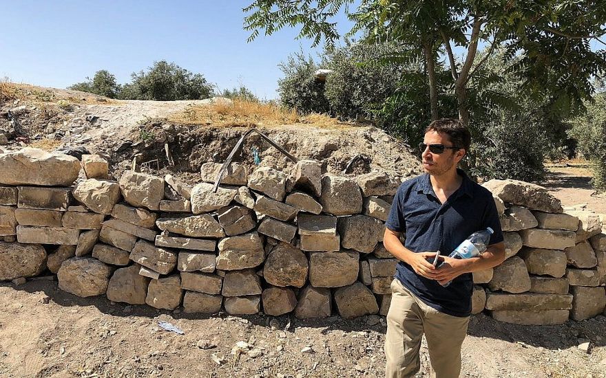El arqueólogo Zachi Dvira junto a lo que dijo era un montículo dañado de tierra antigua en lo alto del Monte del Templo, el 18 de junio de 2018. (Amanda Borschel-Dan / Times of Israel)