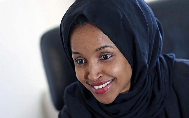 La representante estatal Ilhan Omar es entrevistada en su oficina dos días después de que la Legislatura 2017 se reuniera en St. Paul, Minnesota, el 5 de enero de 2017 (AP Photo / Jim Mone, archivo)