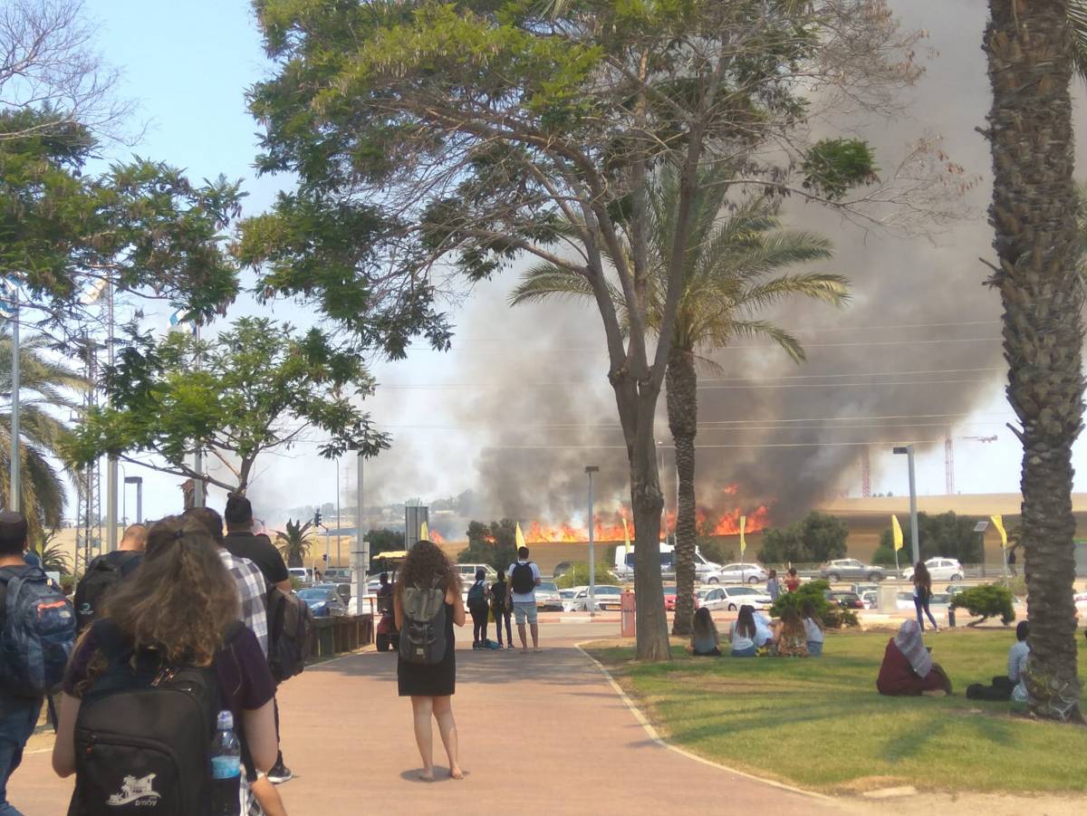 Bomberos en Israel combaten 3 incendios causados ​​por cometas lanzadas desde Gaza