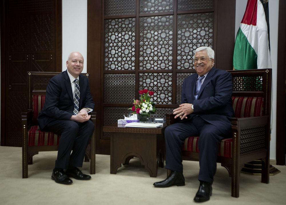 El enviado del proceso de paz del presidente estadounidense, Jason Greenblatt, a la izquierda, se reúne con el presidente de la Autoridad Palestina Mahmoud Abbas en la oficina del presidente en la ciudad de Ramallah, el martes 14 de marzo de 2017. (AP Photo / Majdi Mohammed)