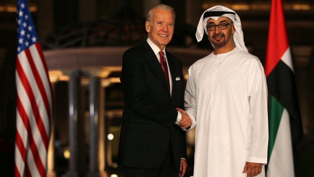 Joe Biden, entonces vicepresidente de Estados Unidos, estrecha la mano del jeque Mohammed bin Zayed Al Nahyan, príncipe heredero de Abu Dhabi y comandante supremo de las Fuerzas Armadas de los Emiratos Árabes Unidos en el Emirates Palace en Abu Dhabi, Emiratos Árabes Unidos, el 7 de marzo de 2016. (Foto AP / Kamran Jebreili)