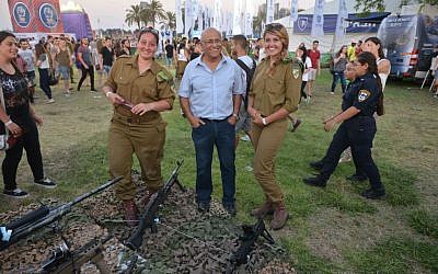 Avigdor Kahalani con mujeres soldado. (AWIS)