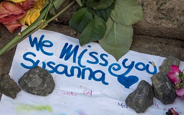 Un letrero colocado entre flores en un monumento improvisado en el lugar donde Susanna Maria Feldman, de 14 años, fue violada y asesinada por un musulmán solicitante de asilo iraquí en Wiesbaden, Alemania, el 8 de junio de 2018. (AFP / dpa / Boris Roessler)