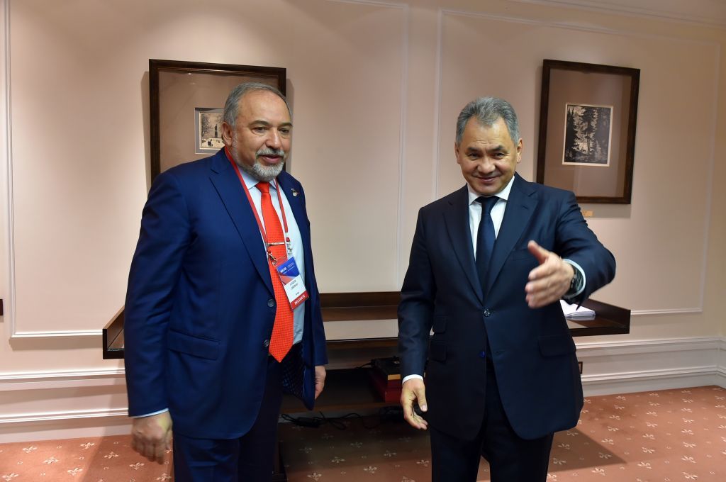 El ministro de Defensa, Avigdor Liberman, se reúne con el ministro de Defensa ruso, Sergei Shoigu, en Moscú el 26 de abril de 2017. (Ariel Hermoni / Ministerio de Defensa)