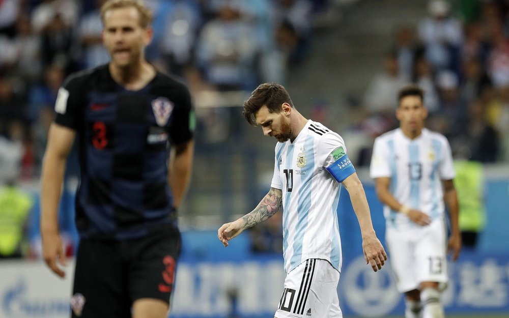 Lionel Messi, delantero de Argentina, mira hacia abajo después de que Luka Modric de Croacia anotó el segundo gol de su equipo durante el partido del grupo D entre Argentina y Croacia en la Copa Mundial de fútbol 2018 en el Estadio Nizhny Novgorod en Novgorod, Rusia, 21 de junio de 2018. (AP Photo / Pavel Golovkin)