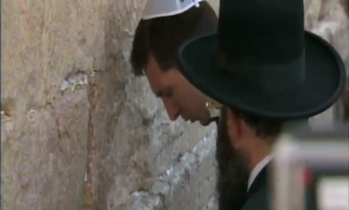 La estrella del fútbol del FC Barcelona y Argentina Lionel Messi visita el Muro Occidental de Jerusalén el 4 de agosto de 2013. (Captura de pantalla: YouTube)