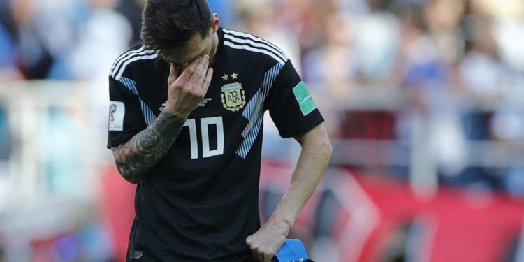 El argentino Lionel Messi se cubre la cara durante el partido del grupo D entre Argentina e Islandia en la Copa Mundial de fútbol 2018 en el Spartak Stadium en Moscú, Rusia, el sábado 16 de junio de 2018. (AP Photo / Ricardo Mazalan)