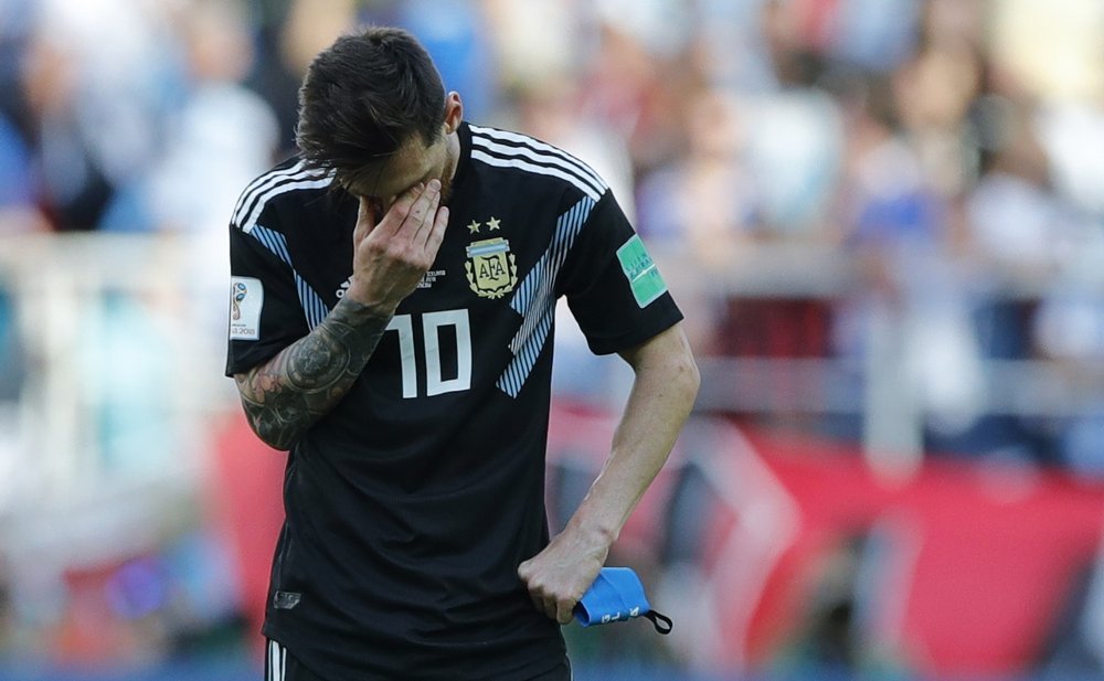 El argentino Lionel Messi se cubre la cara durante el partido del grupo D entre Argentina e Islandia en la Copa Mundial de fútbol 2018 en el Spartak Stadium en Moscú, Rusia, el sábado 16 de junio de 2018. (AP Photo / Ricardo Mazalan)