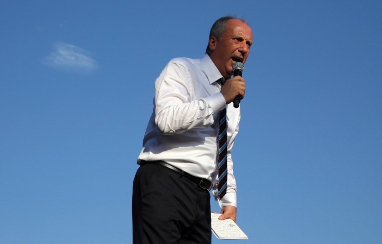 Candidato presidencial del principal partido opositor de Turquía, el Partido Popular Republicano Muharrem Ince, se dirige a los simpatizantes durante un mitin electoral en Ankara el 22 de junio de 2018. (AFP PHOTO / ADEM ALTAN)