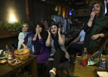 Irán autoriza a mujeres entrar al estadio a ver proyección de partido Irán - España