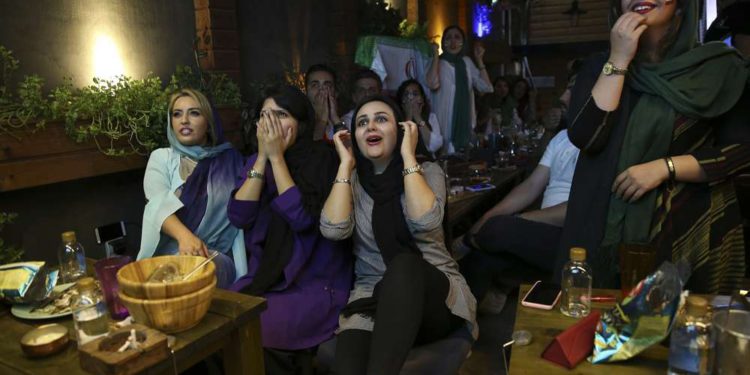 Irán autoriza a mujeres entrar al estadio a ver proyección de partido Irán - España