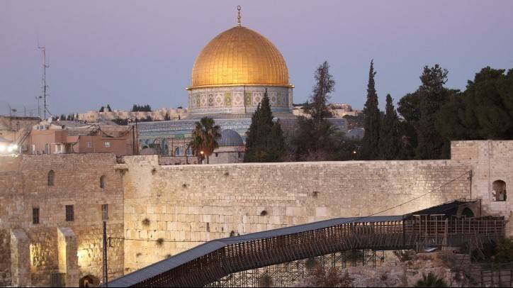 El Muro Occidental y la Cúpula de la Roca de la ocupación islámica en la Ciudad Vieja de Jerusalén, con el puente Mughrabi Ascent en primer plano (Nati Shohat / Flash 90)