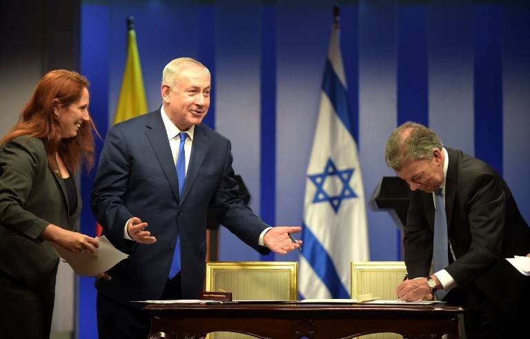 El primer ministro israelí, Benjamín Netanyahu (izq.) Y el presidente colombiano, Juan Manuel Santos, sonríen durante una ceremonia para firmar acuerdos en el palacio de Narino en Bogotá el 13 de septiembre de 2017. (AFP PHOTO / Raul Arboleda)