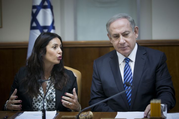 El primer ministro Benjamin Netanyahu y la ministra de Cultura y Deportes Miri Regev (L) asistieron a la reunión semanal del gabinete en Jerusalén el 11 de diciembre de 2016. (Yonatan Sindel / Flash 90)