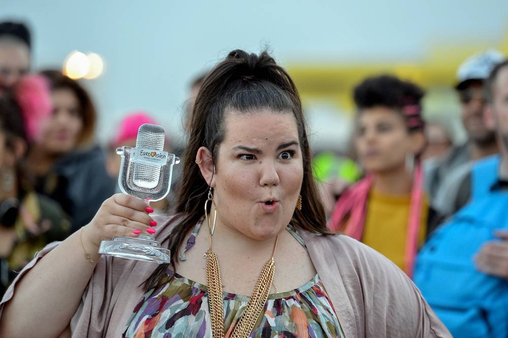 Ganadora del Festival de la Canción de Eurovisión 2018 Netta Barzilai visto cuando llega al aeropuerto internacional Ben Gurion el 14 de mayo de 2018. (Flash 90)