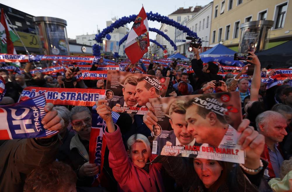 Los partidarios del Partido de la Libertad de Austria FPOe sostienen bufandas y fotos del líder del partido Hans-Christian Strache y del candidato presidencial del año pasado, Norbert Hofer, durante la manifestación de campaña final del partido en Viena, Austria, el viernes 13 de octubre de 2017. Austria tendrá elecciones el domingo 15 de octubre de 2017. (AP Photo / Matthias Schrader)