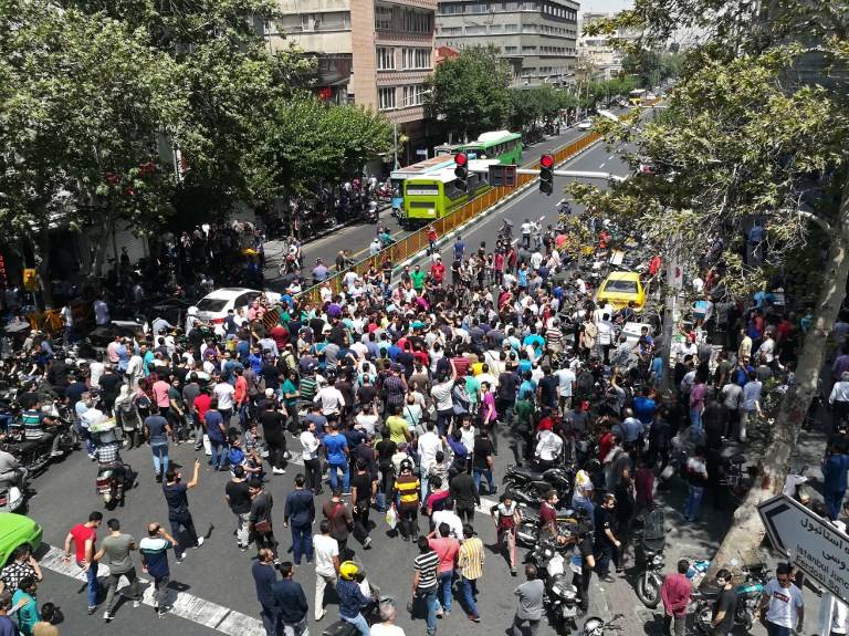 Manifestantes iraníes en el centro de Teherán el 25 de junio de 2018. (AFP Photo / Atta Kenare)
