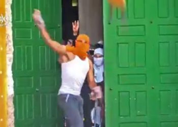 Palestinos atacan a turistas desde la mezquita Al-Aqsa en el Monte del Templo